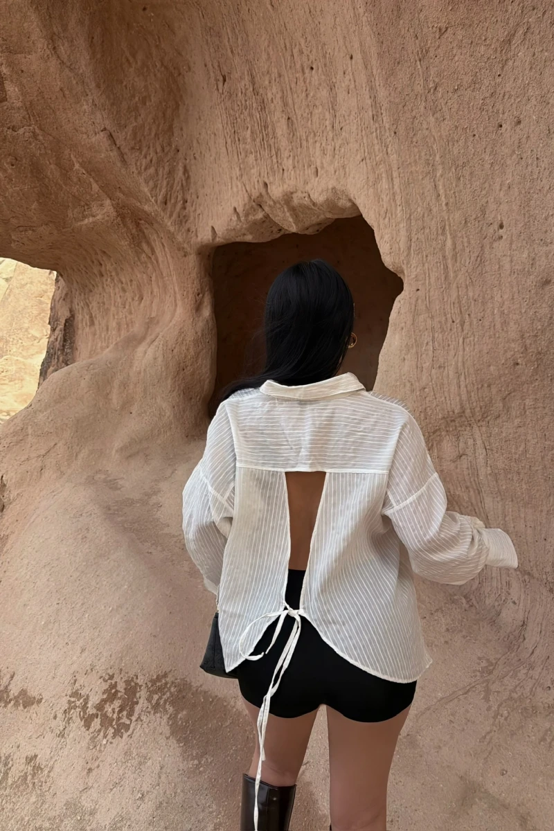 Beyaz Tek Cep Sırt Dekolte Gömlek