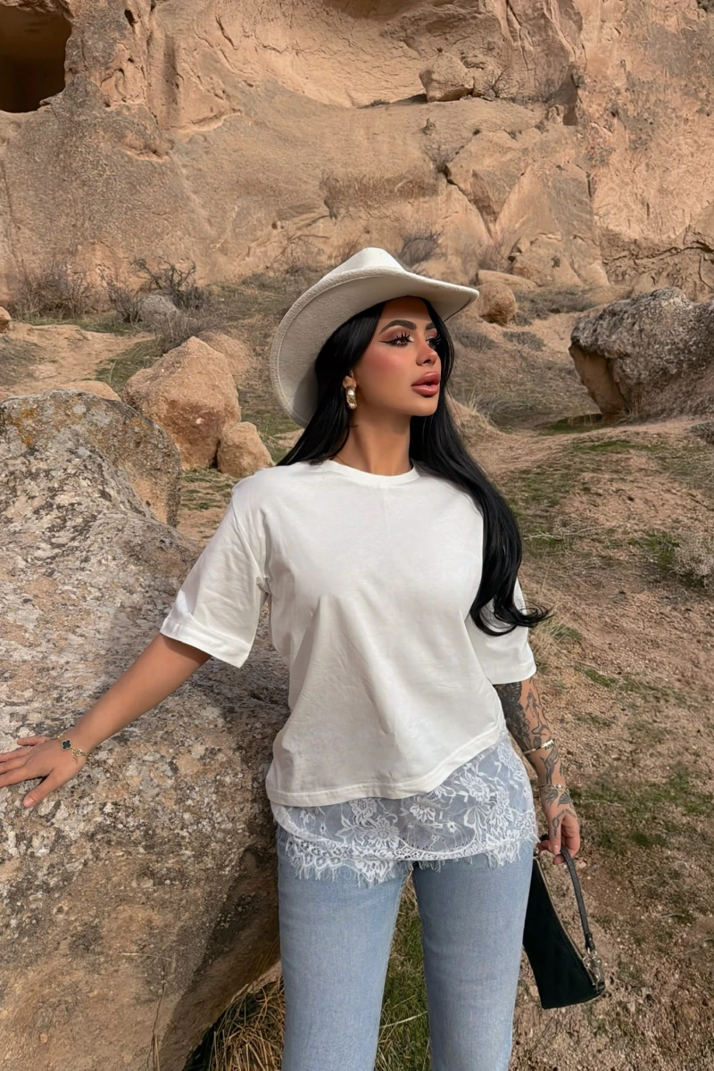 Beyaz Eteği Güpürlü Basic Tişört