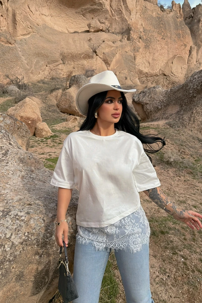 Beyaz Eteği Güpürlü Basic Tişört