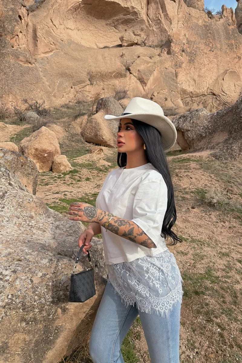 Beyaz Eteği Güpürlü Basic Tişört