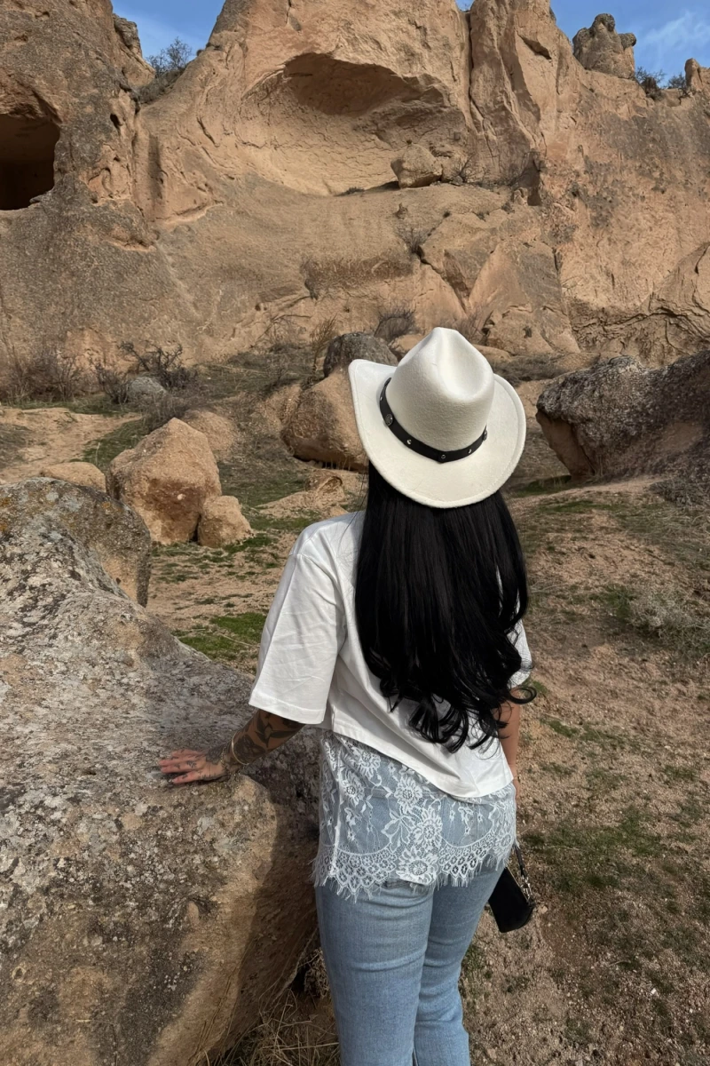 Beyaz Eteği Güpürlü Basic Tişört