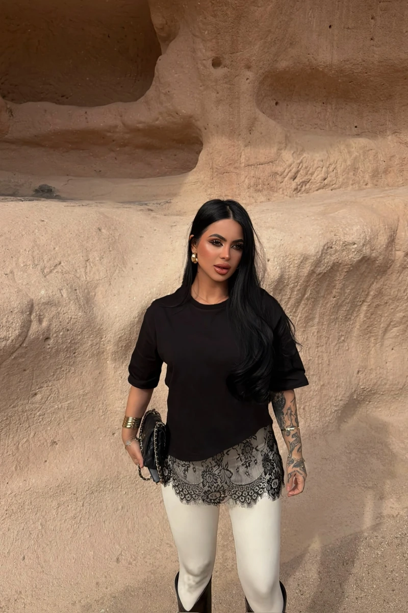 Siyah Eteği Güpürlü Basic Tişört