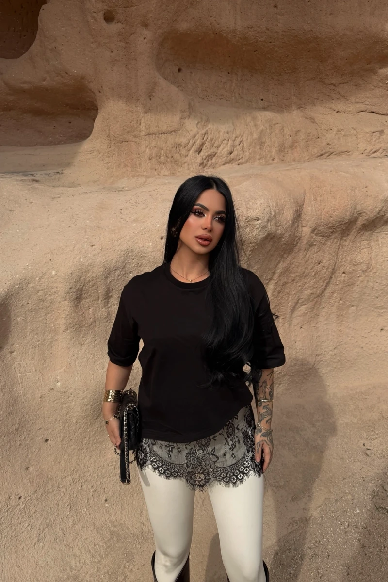 Siyah Eteği Güpürlü Basic Tişört