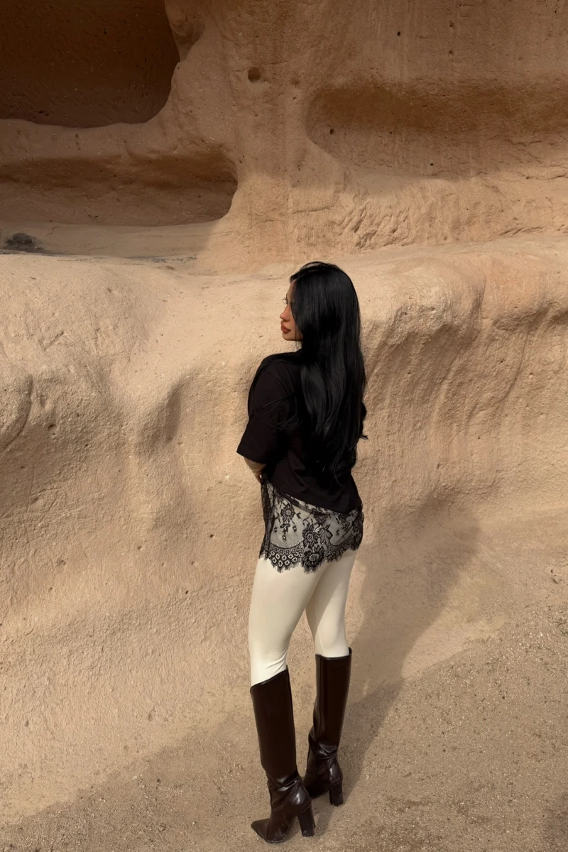 Siyah Eteği Güpürlü Basic Tişört