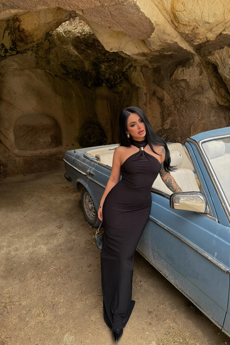 Siyah Yaka Aksesuarlı Maxi Elbise