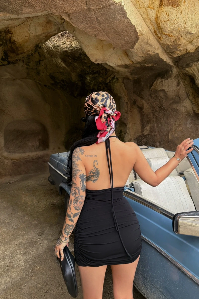 Siyah Boyundan Geçmeli Degaje Elbise