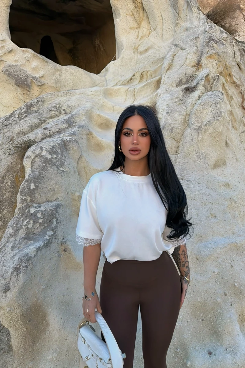 Beyaz Sırt ve Kol Güpürlü Modal Tişört