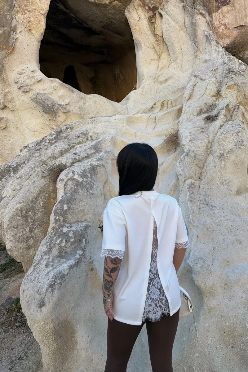 Beyaz Sırt ve Kol Güpürlü Modal Tişört