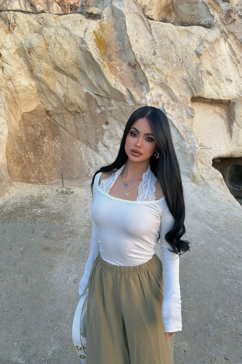 Beyaz Boyundan Geçmeli Güpürlü Bluz