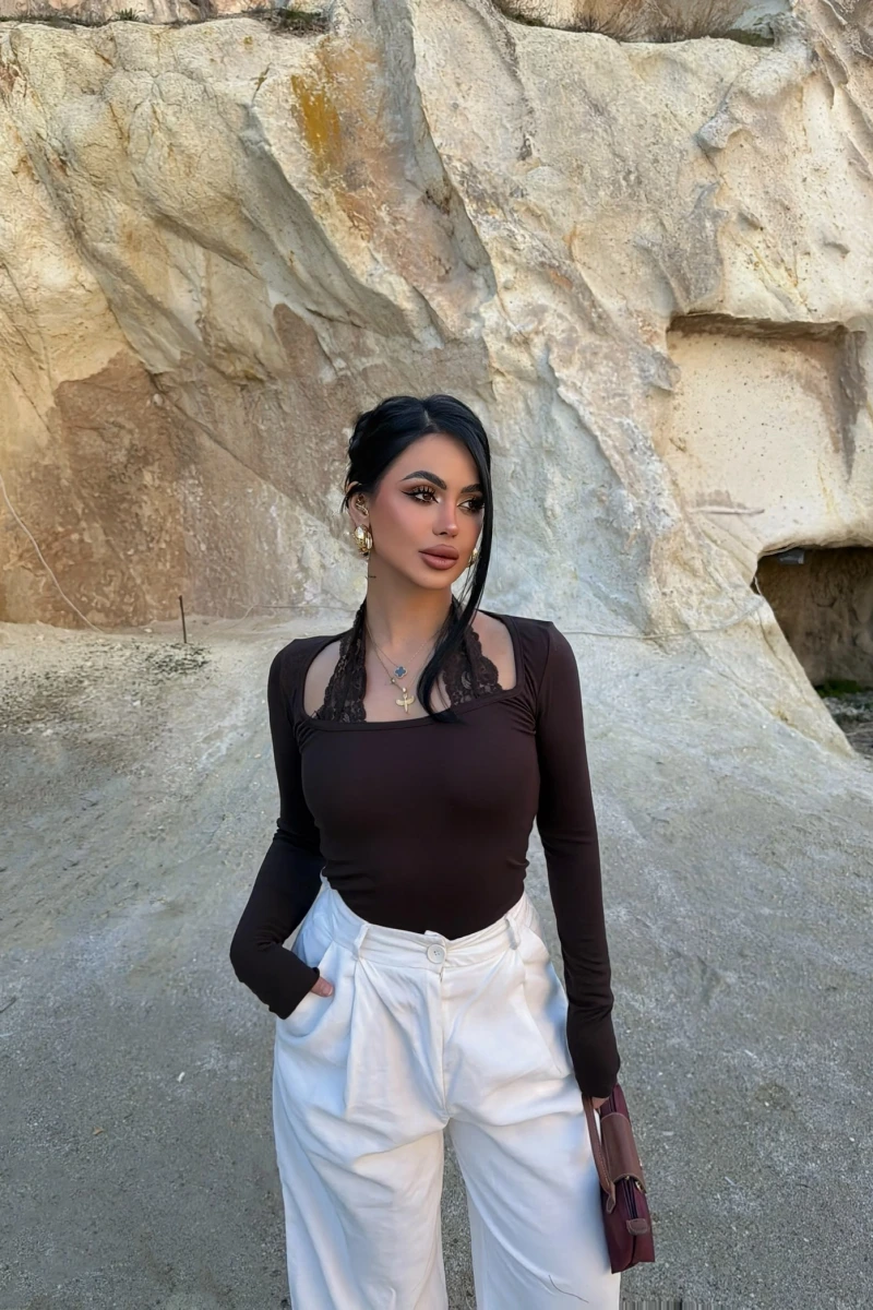 Kahve Boyundan Geçmeli Güpürlü Bluz