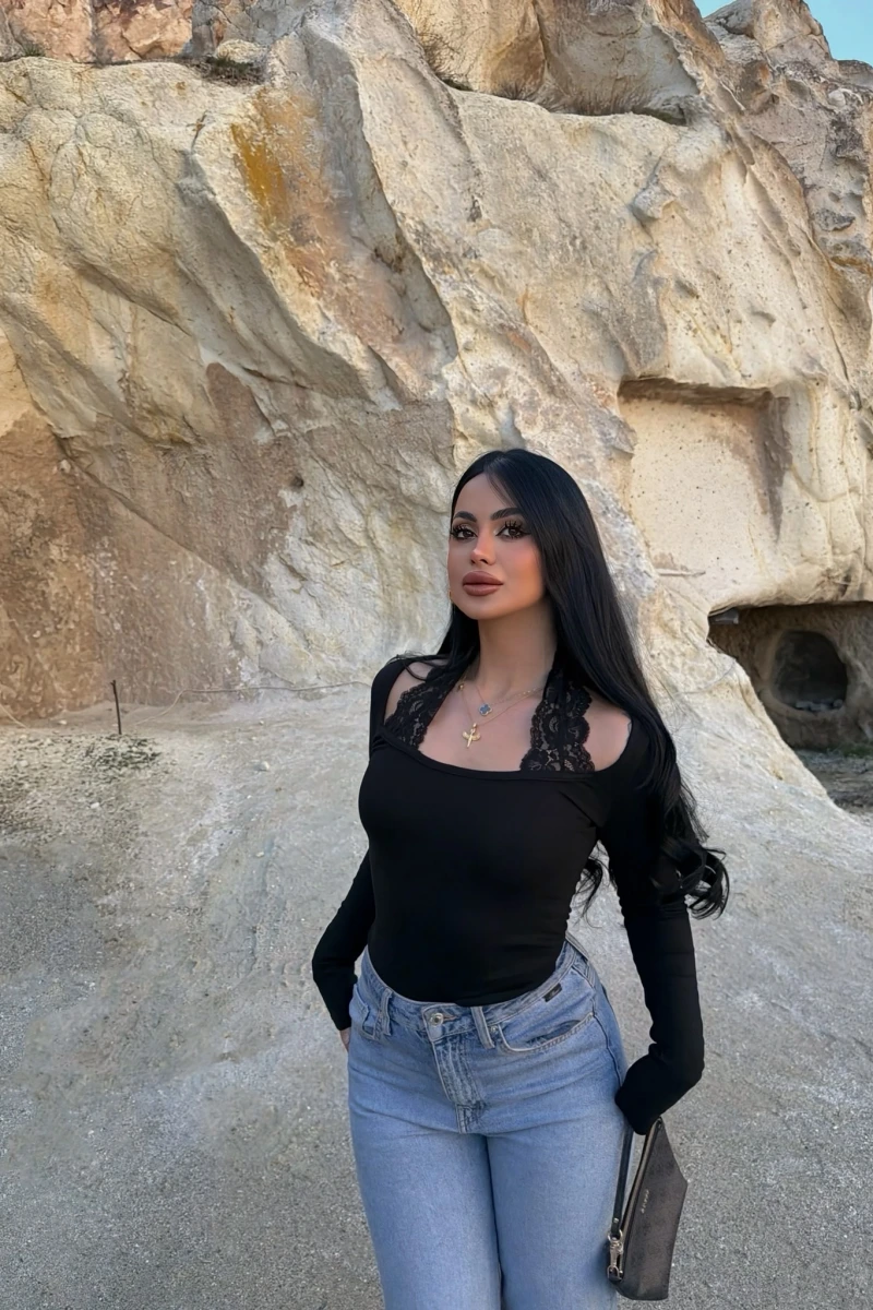 Siyah Boyundan Geçmeli Güpürlü Bluz