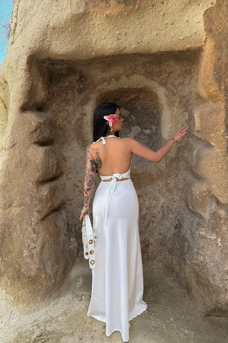 Beyaz Boyundan Geçmeli Yırtmaçlı Elbise