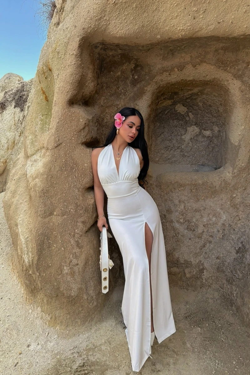 Beyaz Boyundan Geçmeli Yırtmaçlı Elbise