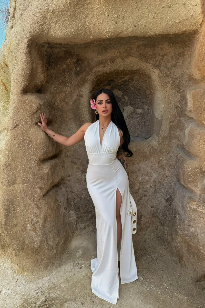 Beyaz Boyundan Geçmeli Yırtmaçlı Elbise