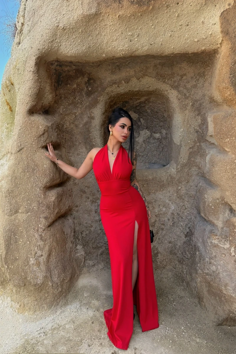 Kırmızı Boyundan Geçmeli Yırtmaçlı Elbise