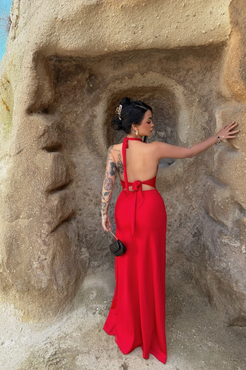 Kırmızı Boyundan Geçmeli Yırtmaçlı Elbise