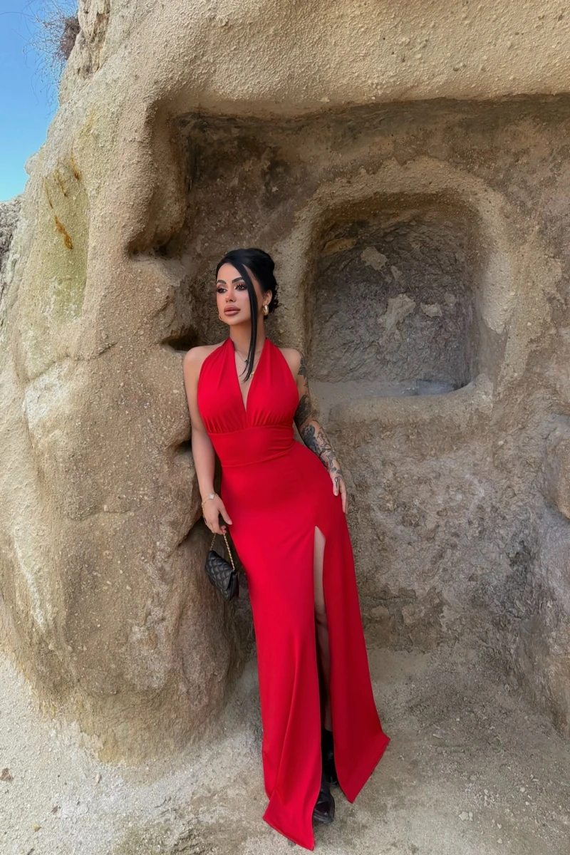 Kırmızı Boyundan Geçmeli Yırtmaçlı Elbise