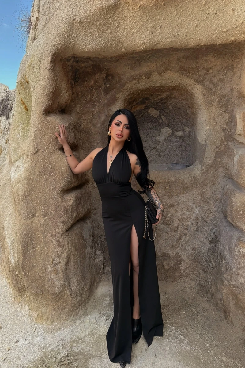 Siyah Boyundan Geçmeli Yırtmaçlı Elbise