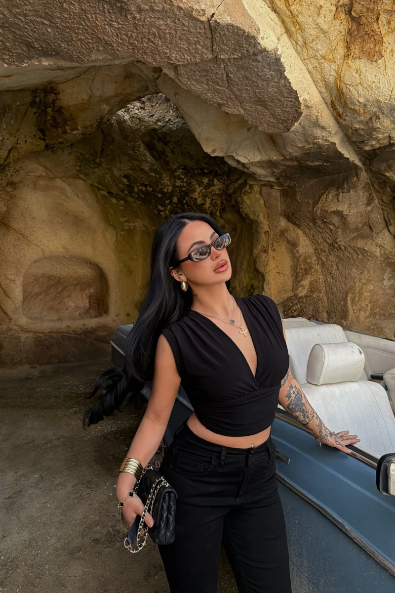 Siyah Ön Çapraz V Crop