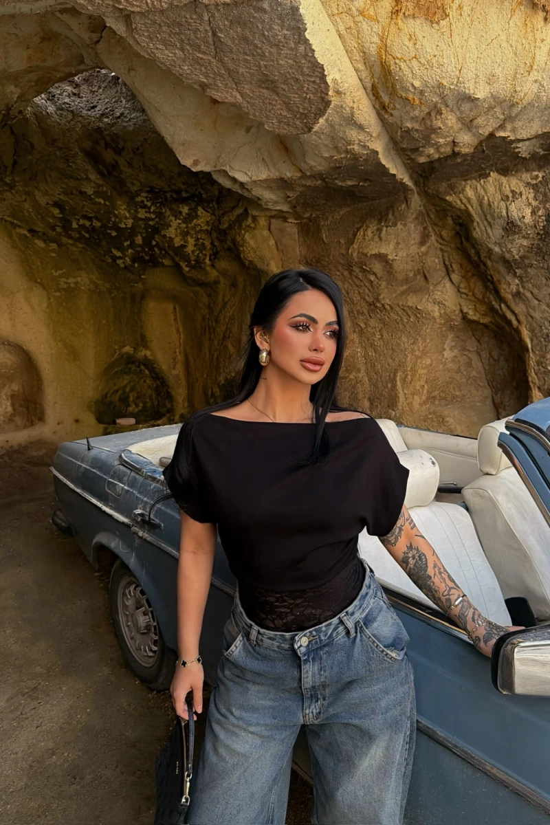 Siyah Eteği Güpürlü Kayık Yaka Bluz