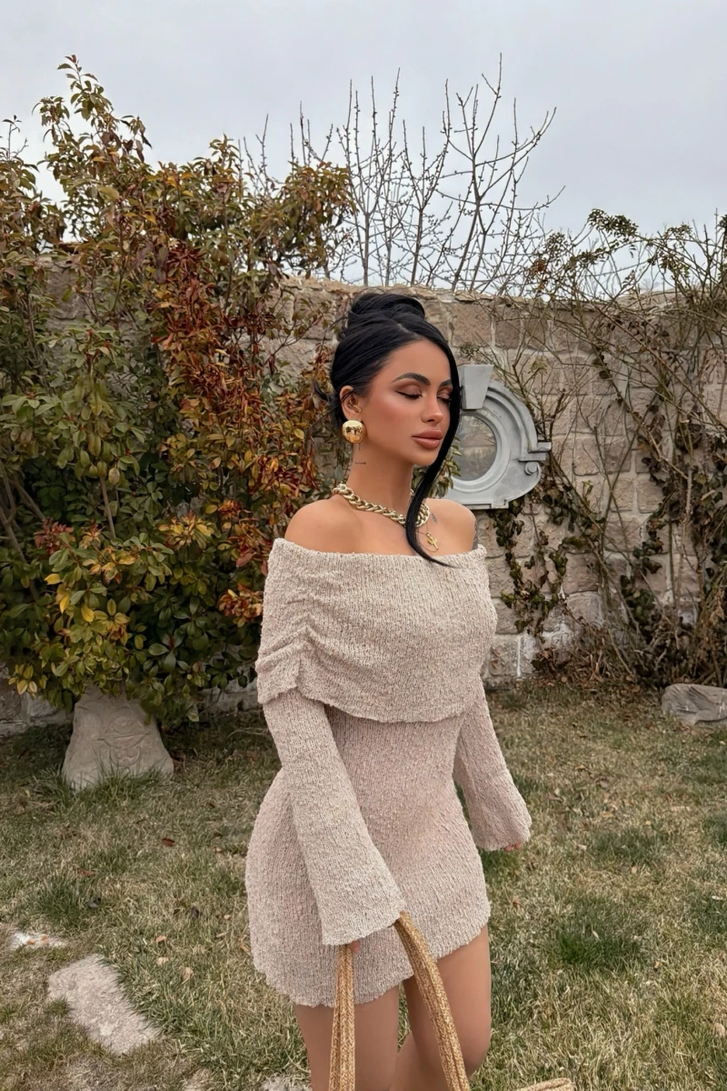 Bej Katlamalı Triko Madonna Elbise