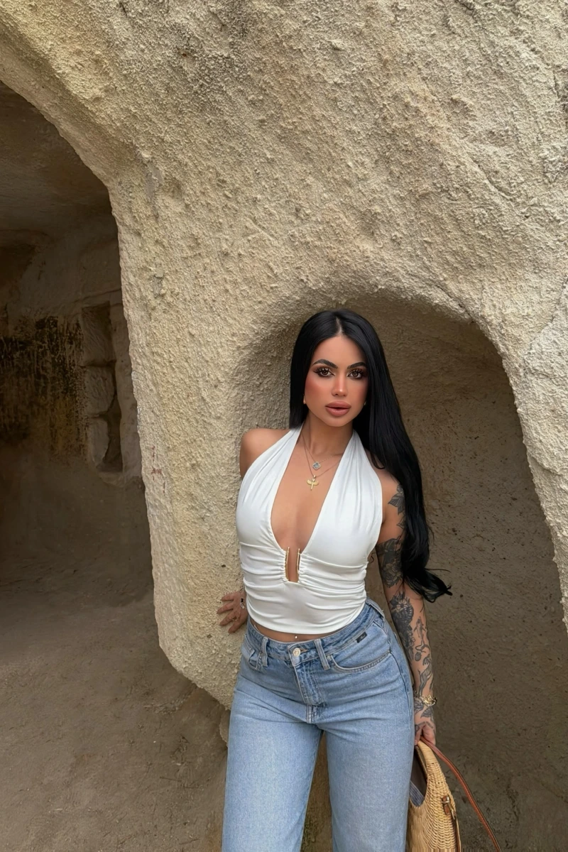 Beyaz Boyundan Bağlamalı Aksesuarlı Crop