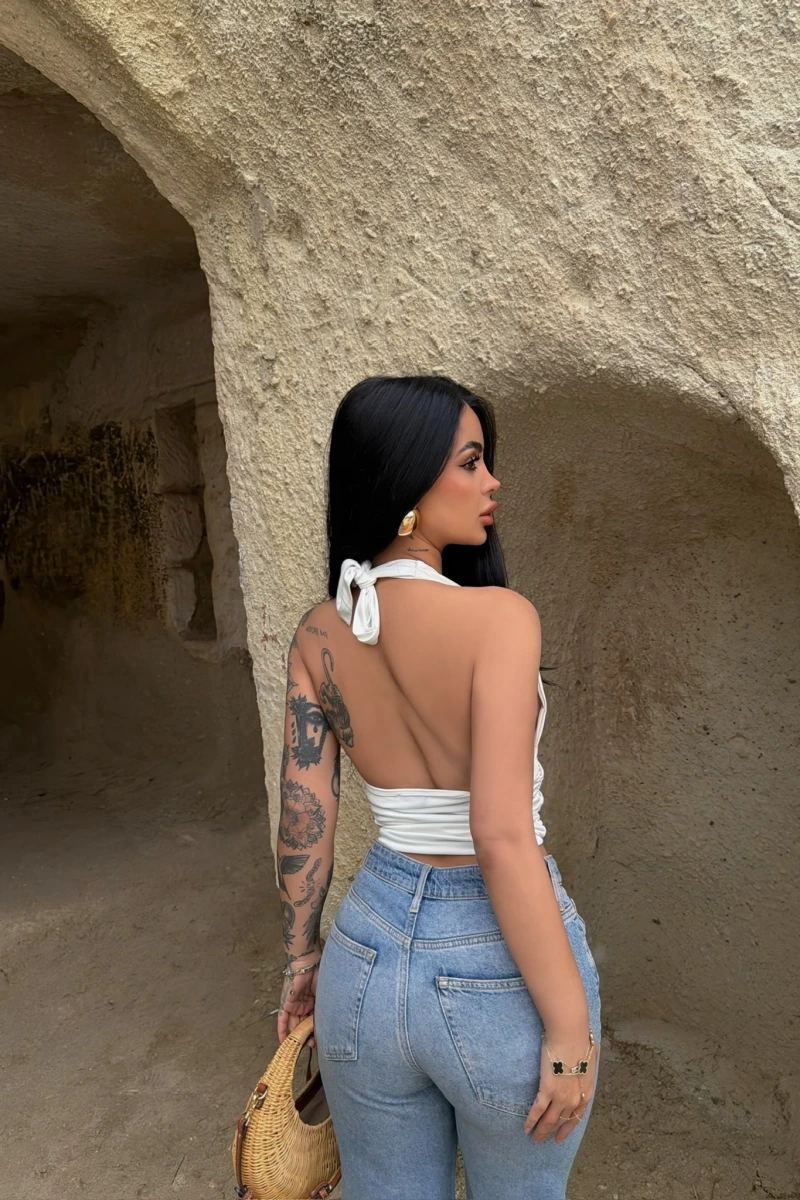 Beyaz Boyundan Bağlamalı Aksesuarlı Crop