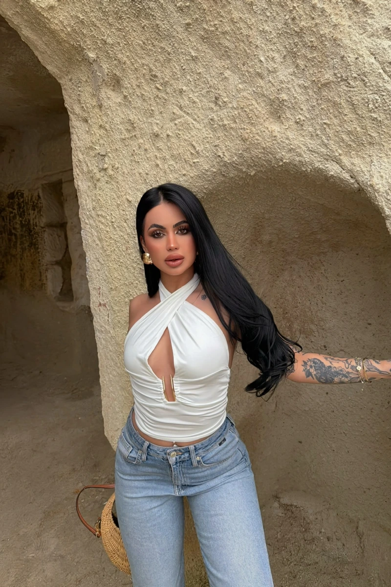 Beyaz Boyundan Bağlamalı Aksesuarlı Crop