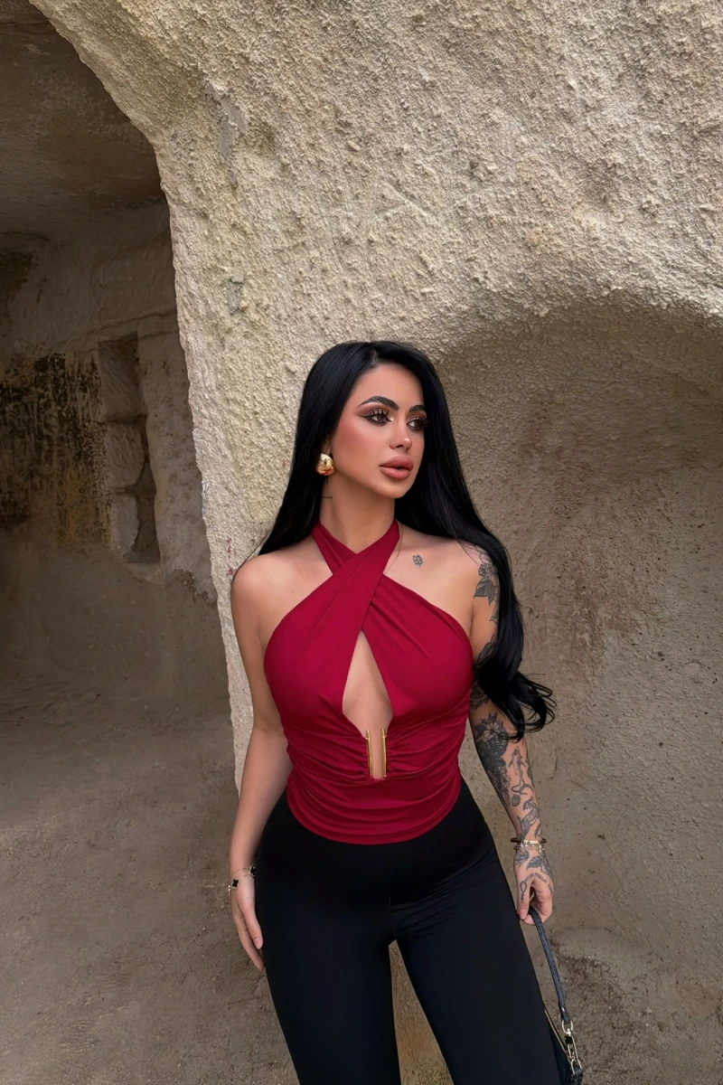 Kırmızı Boyundan Bağlamalı Aksesuarlı Crop