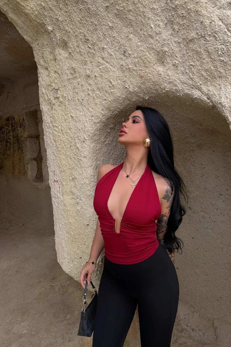 Kırmızı Boyundan Bağlamalı Aksesuarlı Crop