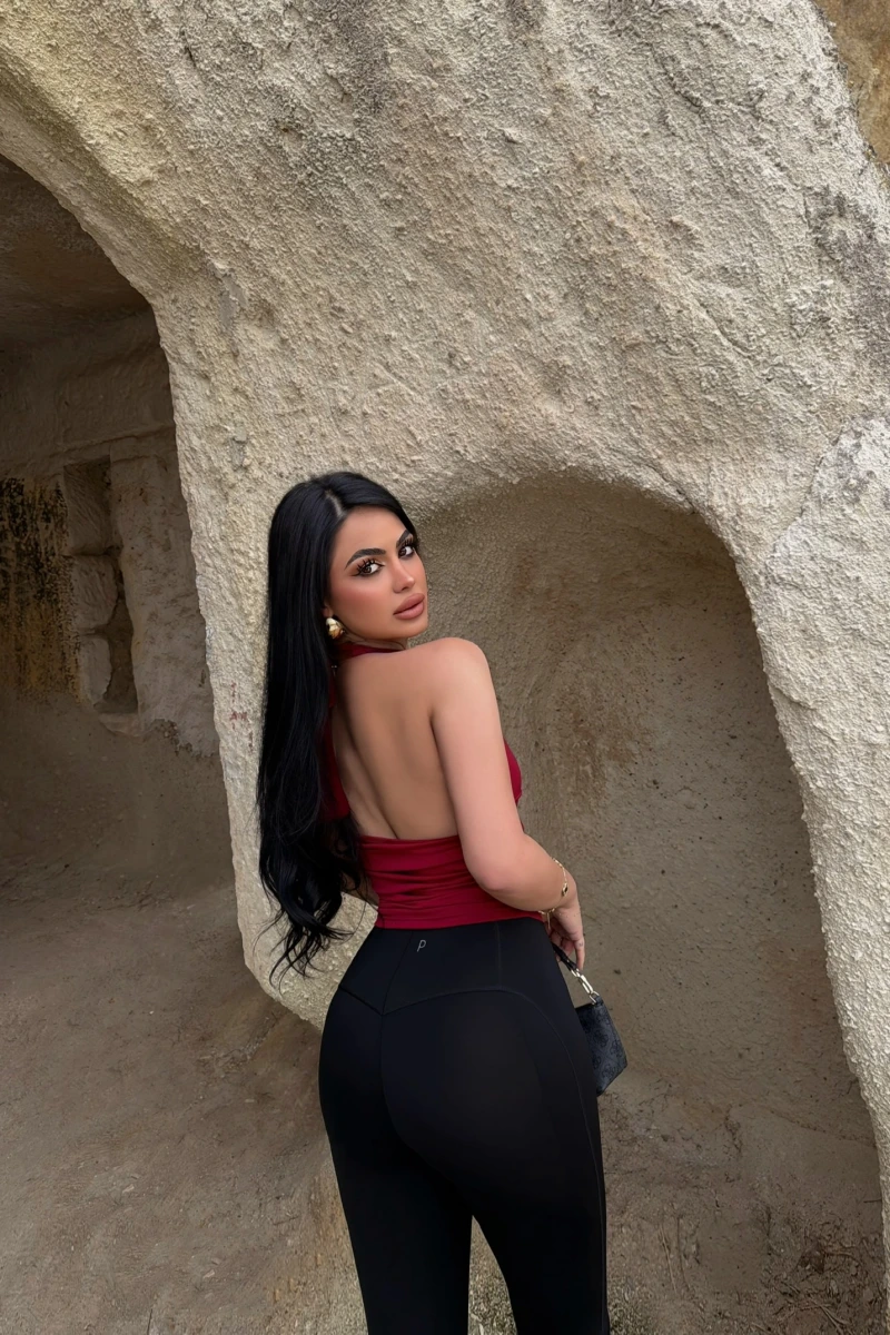 Kırmızı Boyundan Bağlamalı Aksesuarlı Crop