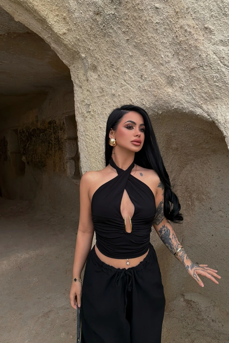 Siyah Boyundan Bağlamalı Aksesuarlı Crop