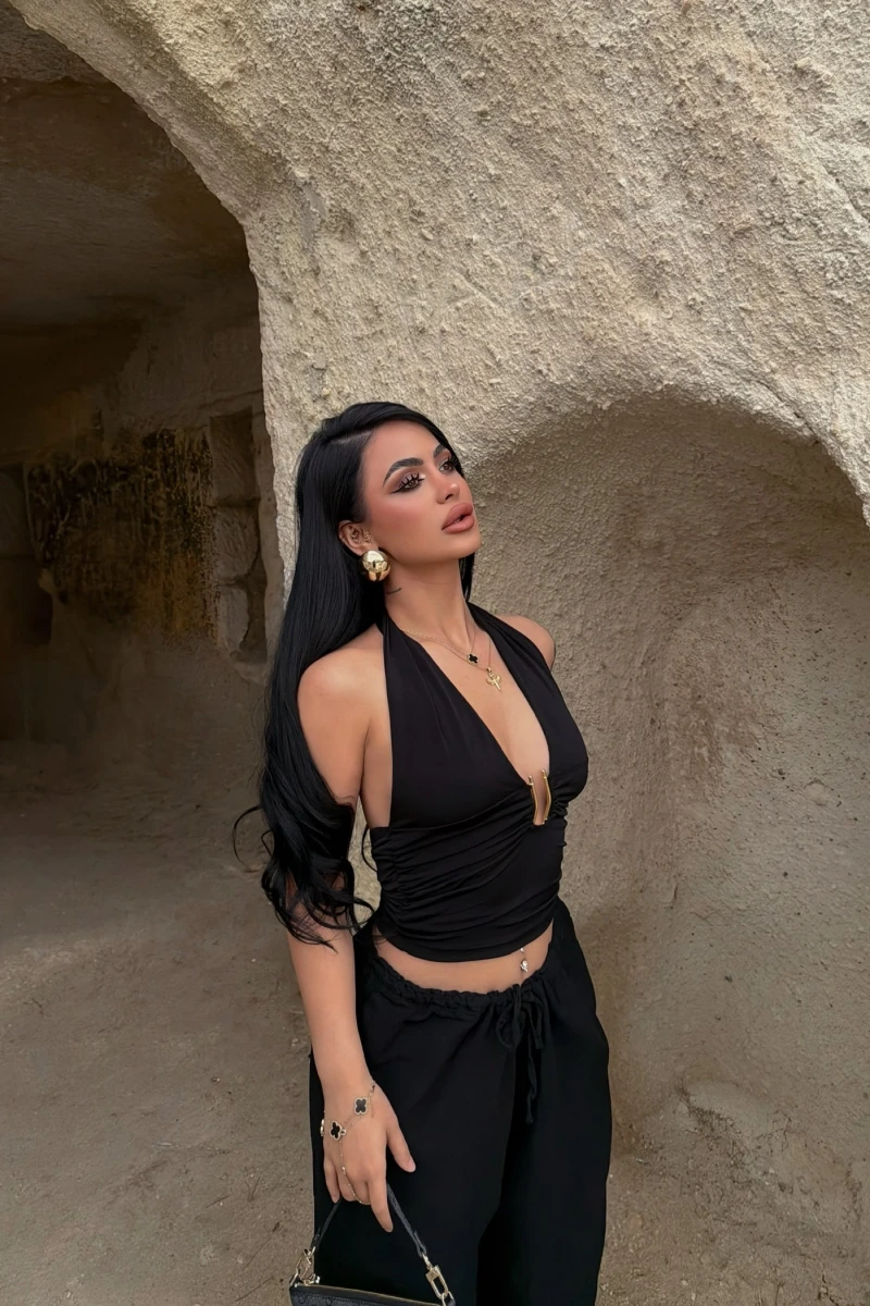 Siyah Boyundan Bağlamalı Aksesuarlı Crop