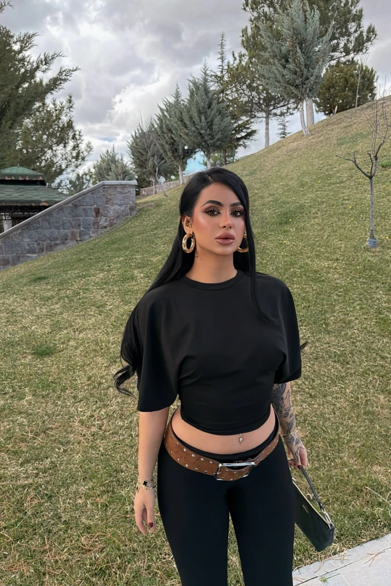 Siyah Minimal Drapeli Tişört
