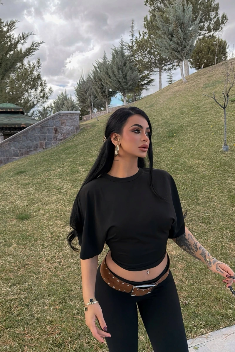 Siyah Minimal Drapeli Tişört