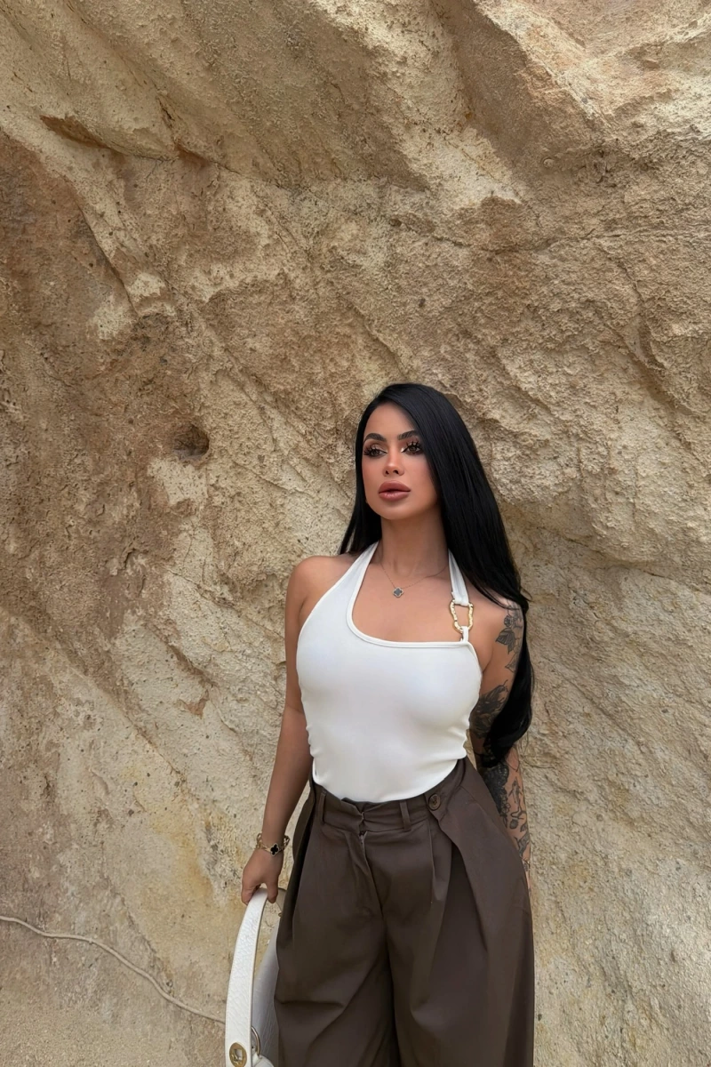 Beyaz Boyundan Geçmeli Aksesuarlı Crop