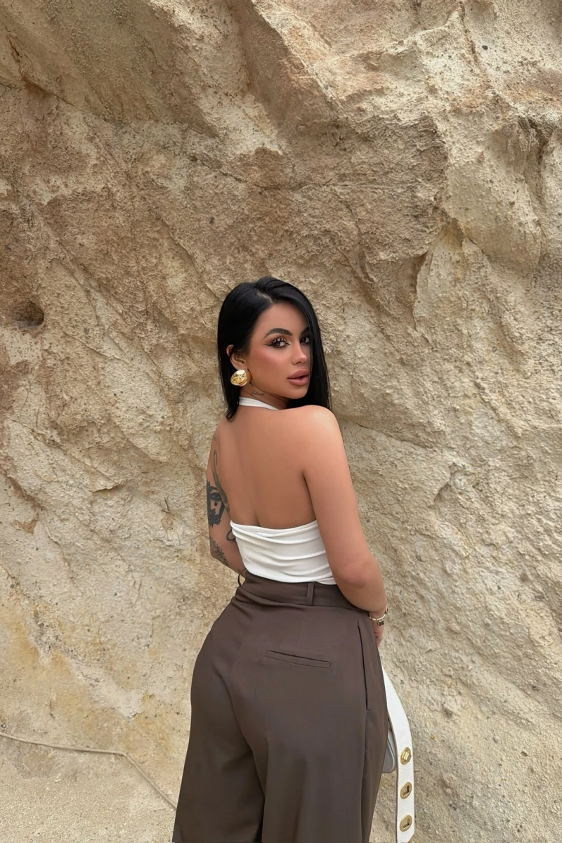 Beyaz Boyundan Geçmeli Aksesuarlı Crop