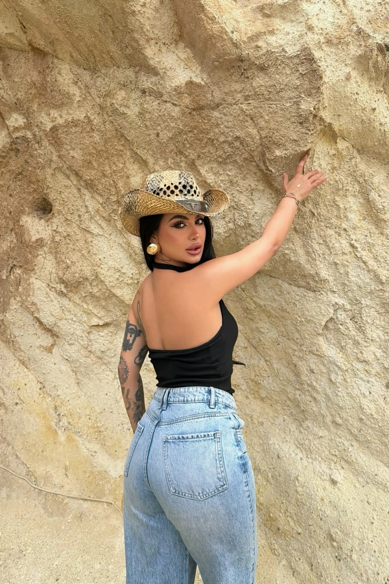 Siyah Boyundan Geçmeli Aksesuarlı Crop