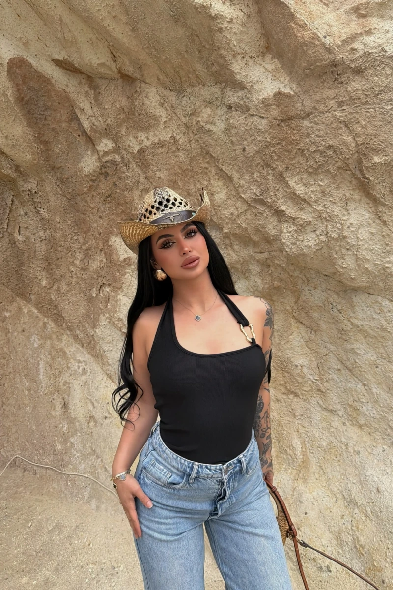 Siyah Boyundan Geçmeli Aksesuarlı Crop