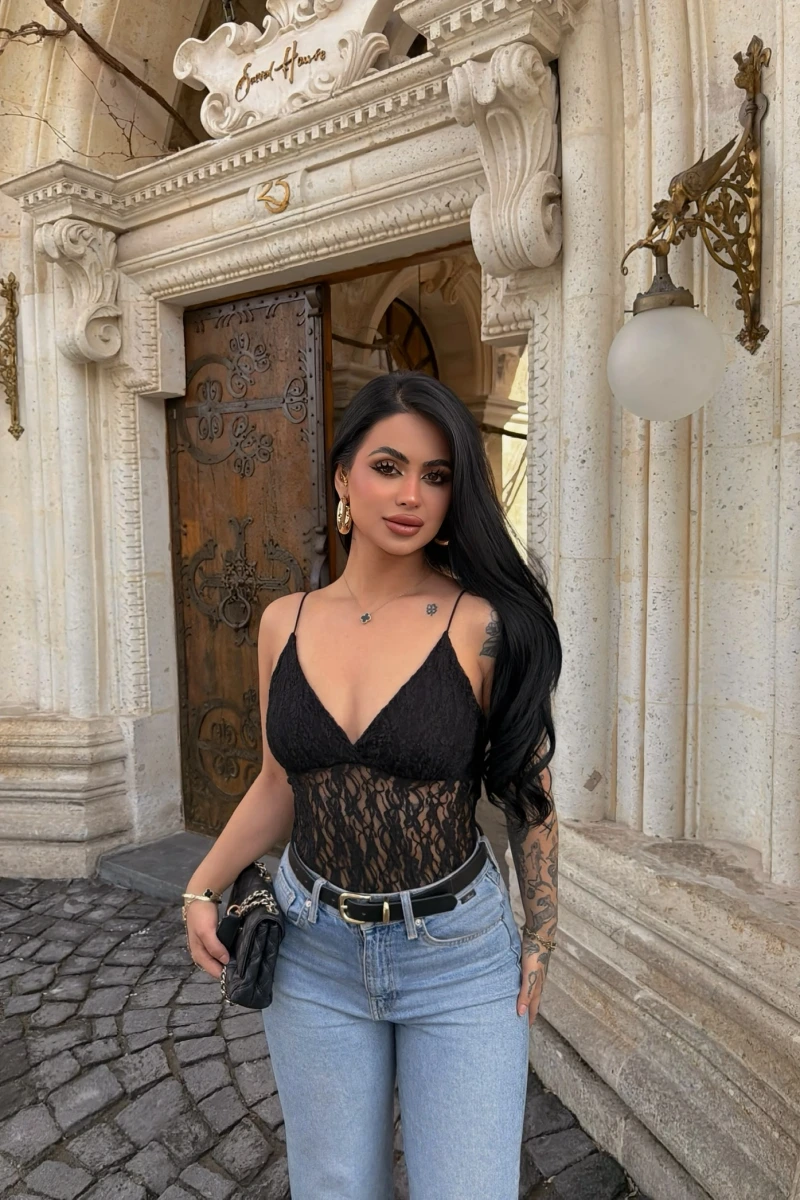 Siyah İp Askılı Güpürlü Bodysuit