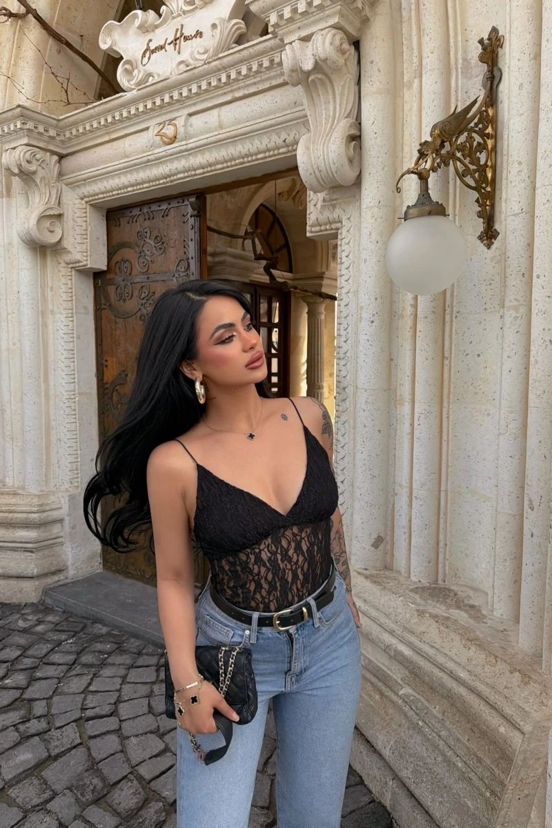 Siyah İp Askılı Güpürlü Bodysuit