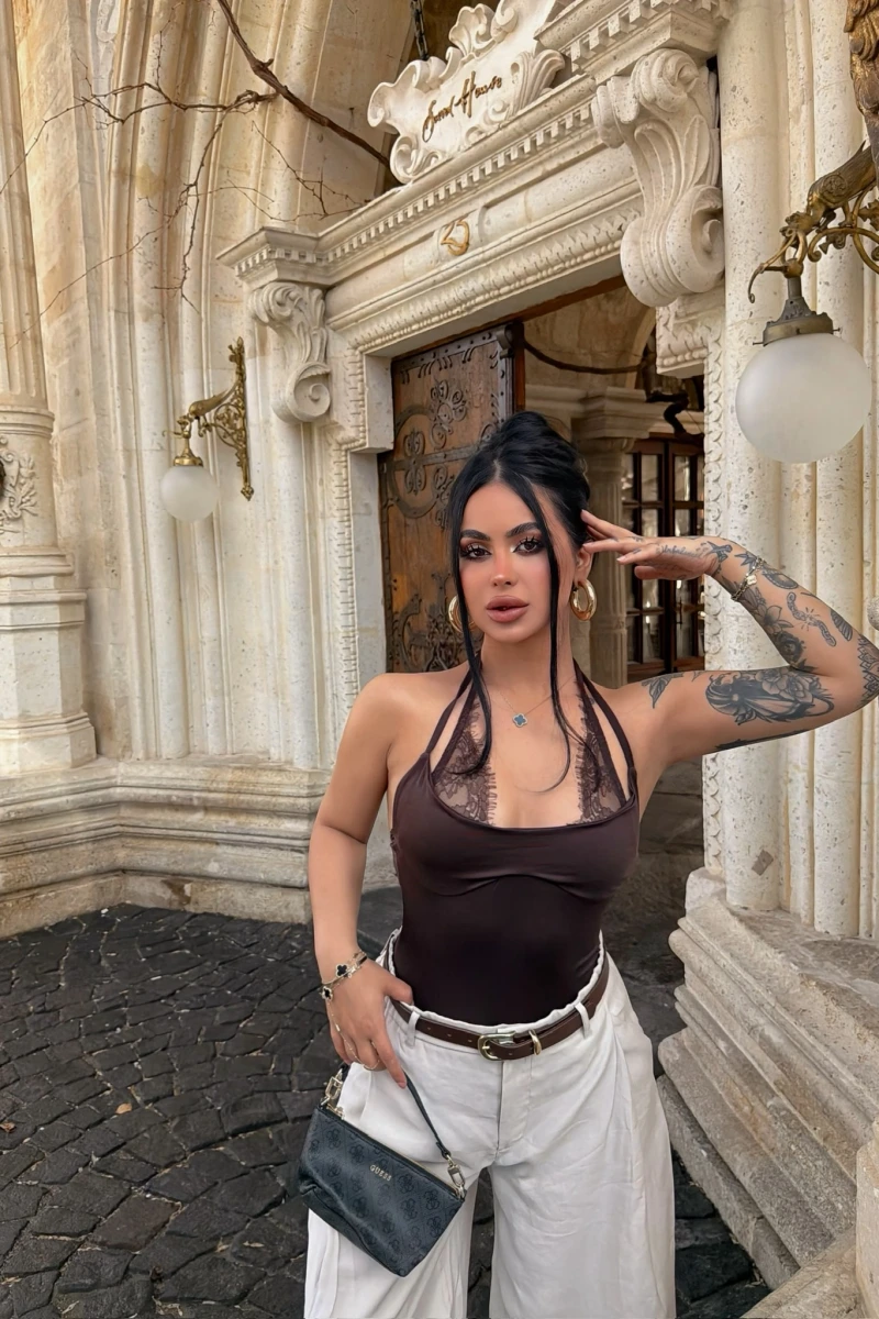 Kahve Boyundan Geçmeli Güpürlü Bodysuit