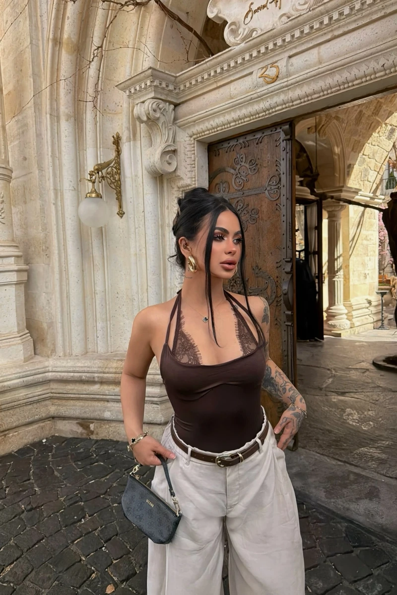 Kahve Boyundan Geçmeli Güpürlü Bodysuit