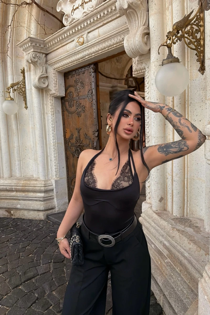Siyah Boyundan Geçmeli Güpürlü Bodysuit
