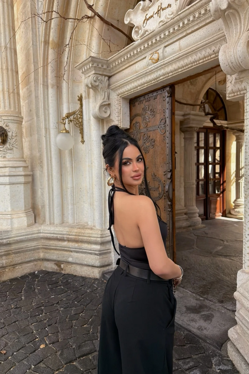 Siyah Boyundan Geçmeli Güpürlü Bodysuit