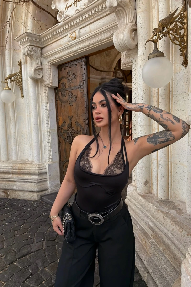 Siyah Boyundan Geçmeli Güpürlü Bodysuit