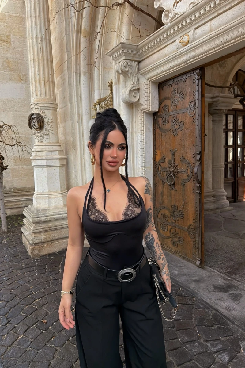 Siyah Boyundan Geçmeli Güpürlü Bodysuit