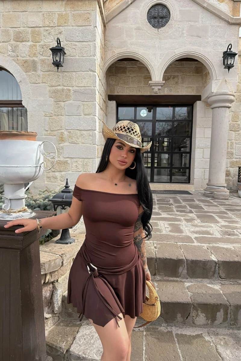 Kahve Eteği Aksesuarlı Straplez Elbise