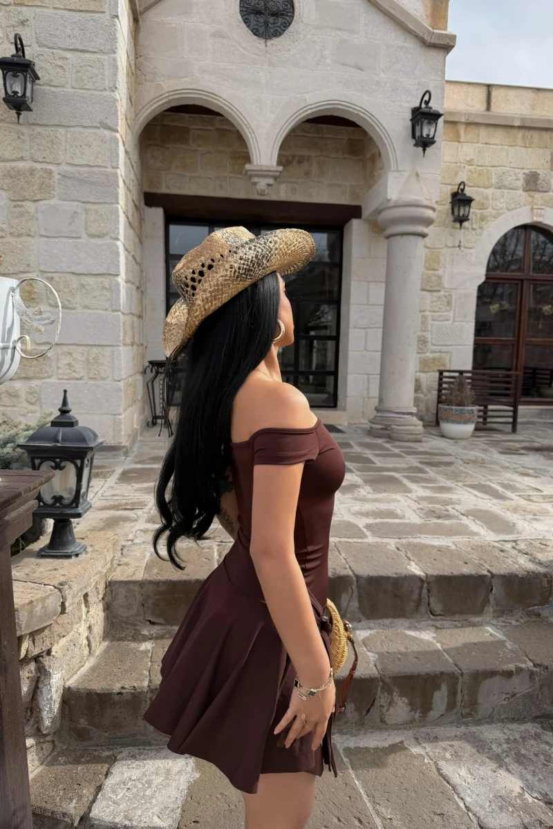 Kahve Eteği Aksesuarlı Straplez Elbise