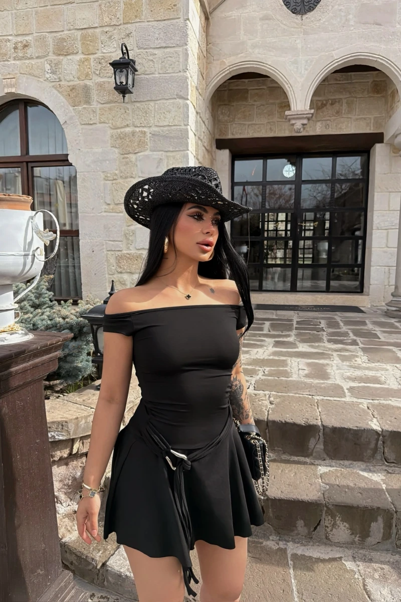 Siyah Eteği Aksesuarlı Straplez Elbise